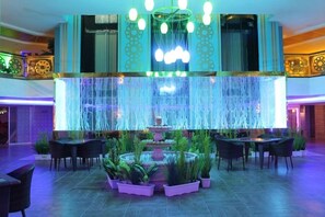A spacious indoor area with a central fountain, surrounded by tables and chairs, and decorative lighting. - Sanitas Thermal Suites Hotel & Spa (Kozakli)