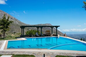 Außenpool (je nach Saison geöffnet), Infinity-Pool, Sonnenschirme