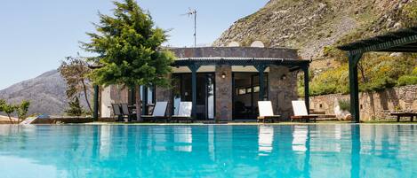 季節性室外游泳池和無邊際游泳池,提供泳池遮陽傘和日光浴躺椅