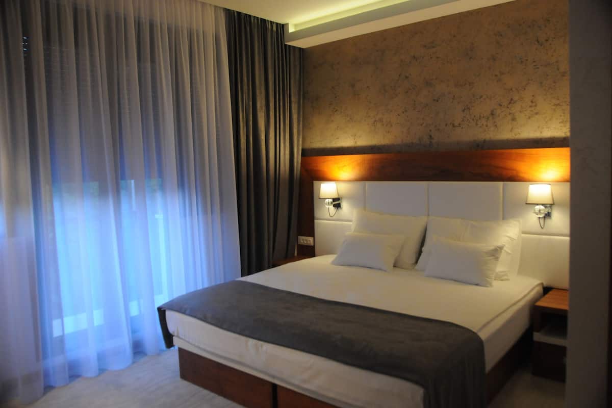 standard double room, balcony | premium bedding, minibar, in-room safe, desk
