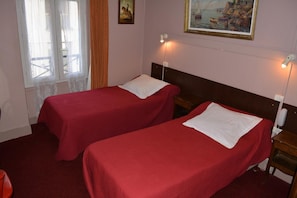 Desk, free WiFi, bed sheets - Hôtel Stanislas (Paris)