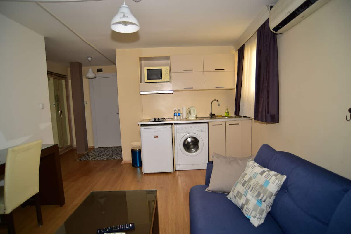 Premium bedding, blackout curtains, iron/ironing board (on request)