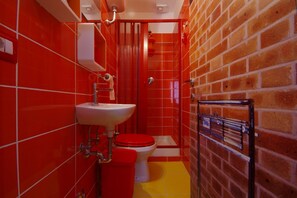 Shower, hair dryer, towels - Movie Guesthouse (Rome)
