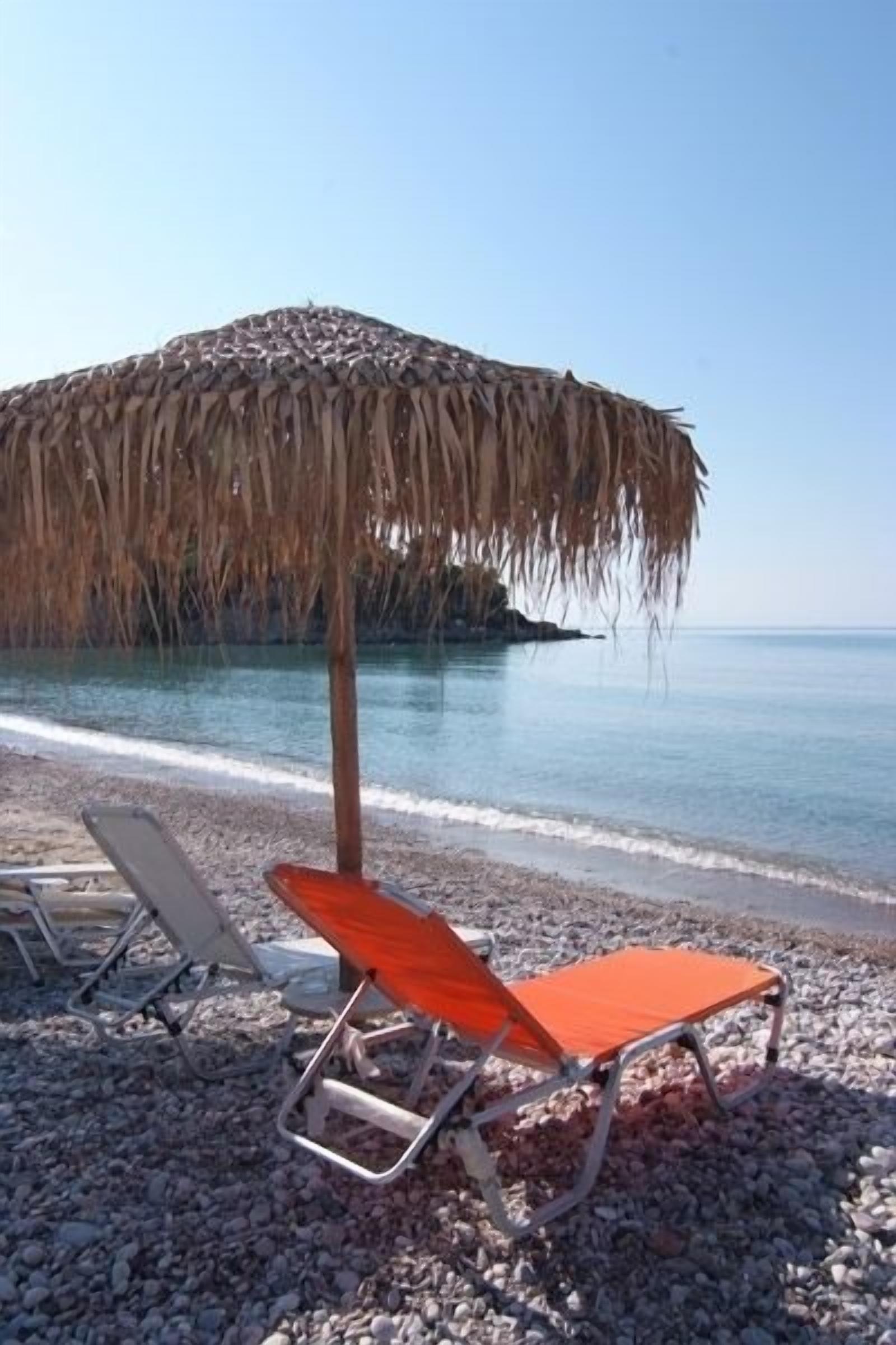 Sulla spiaggia, lettini da mare, ombrelloni