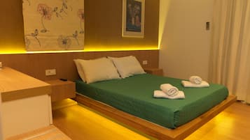 Deluxe Room, 1 Bedroom | In-room safe, individually decorated, individually furnished, desk