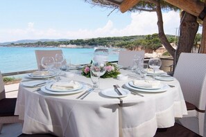 Se sirven desayunos y cocina internacional, con vista a la playa 