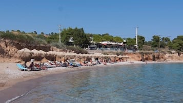 Plage, chaises longues, parasols