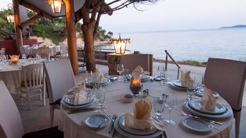 Petit déjeuner, déjeuner et dîner servis sur place, vue sur la plage