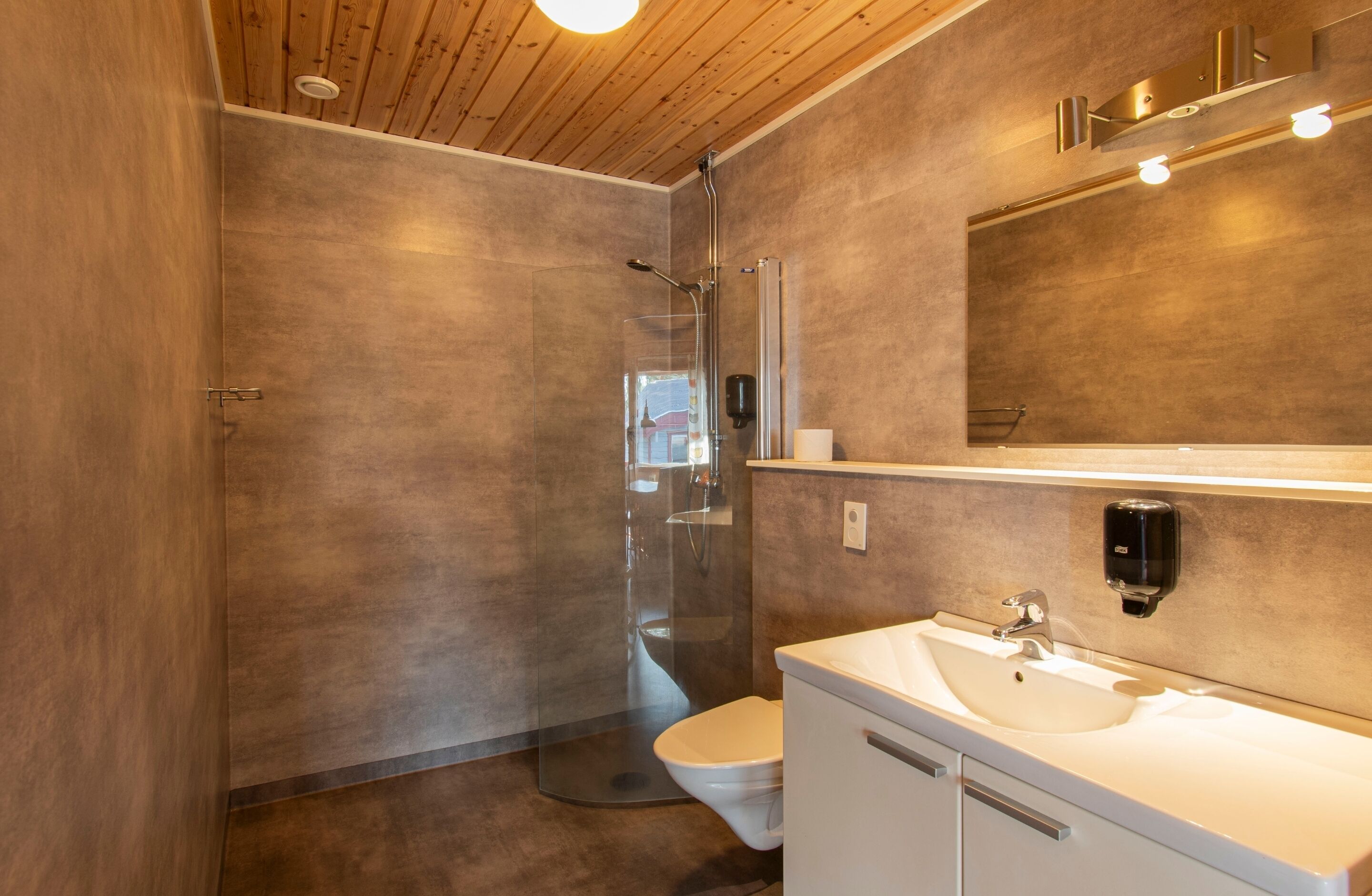 cottage, 2 bedrooms | bathroom | shower, soap, shampoo, toilet paper