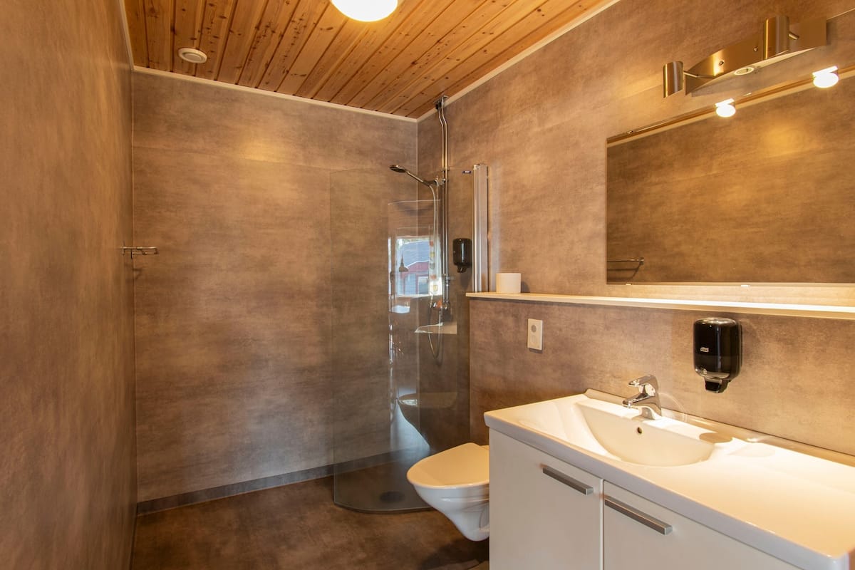 cottage, 2 bedrooms | bathroom | shower, soap, shampoo, toilet paper