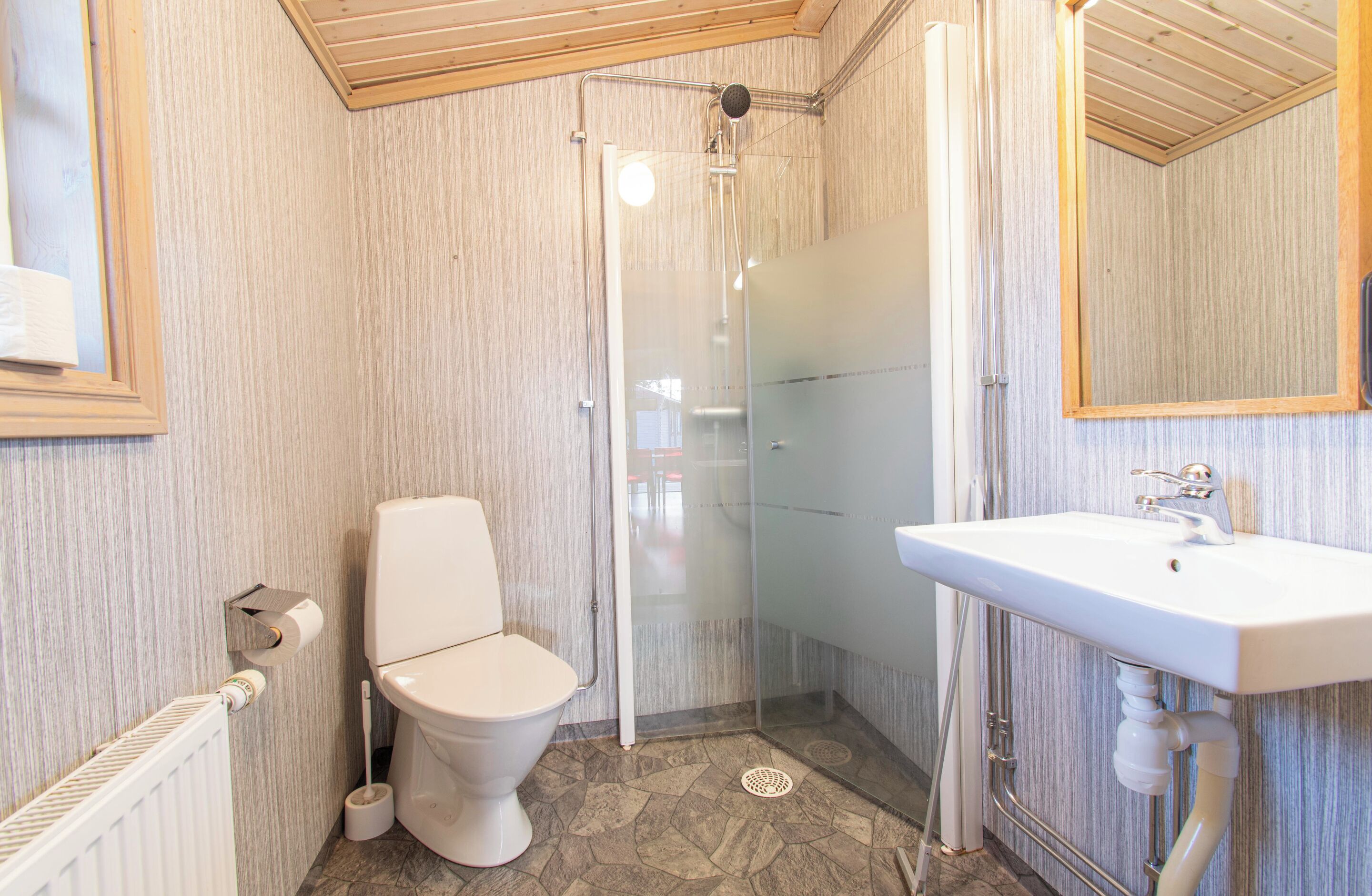 cottage, 2 bedrooms | bathroom | shower, soap, shampoo, toilet paper