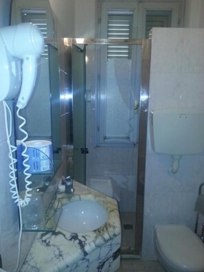 淋浴設備、免費盥洗用品、吹風機、浴袍