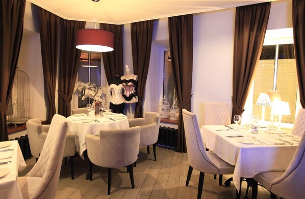 朝食、ランチ、ディナーに営業 (モダン ヨーロッパ料理)