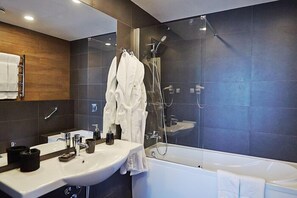 Quarto casal conforto | Banheiro | Banheira, produtos de toalete grátis, secador de cabelo 