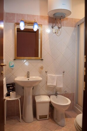 Standard-Dreibettzimmer, 1 Schlafzimmer, mit Bad | Badezimmer