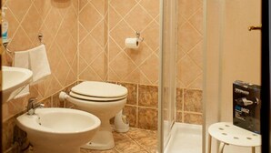 A bathroom with a shower, two toilets, a bidet, and a sink. - Camere del Cavaliere (Rome)