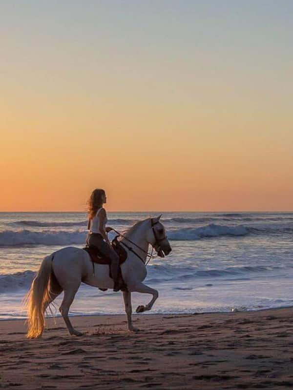 Una playa cerca, arena blanca, toallas de playa