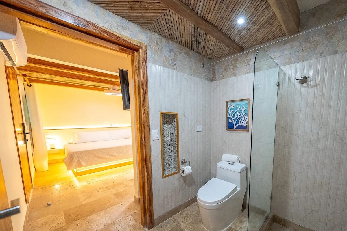Superior Room | Bathroom | Shower, free toiletries, towels, soap