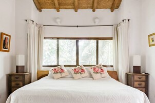 Roupas de cama premium, frigobar, cofres nos quartos, cortinas blackout