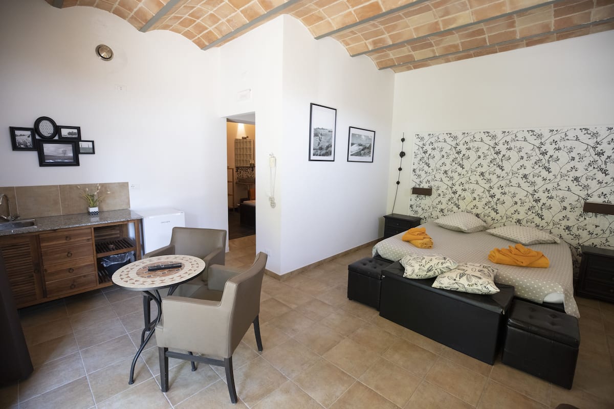 Suíte estúdio júnior, 1 cama Queen, varanda, vista para o pátio | 2 quartos, roupas de cama antialérgicas, camas Select Comfort