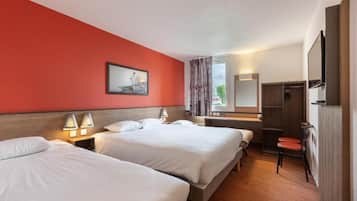 Une chambre d’hôtel avec deux lits, un bureau, une chaise, une armoire et un téléviseur.