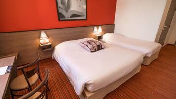 Standaard driepersoonskamer | Een bureau, geluiddichte muren, een strijkplank/strijkijzer, gratis wifi