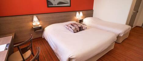 Standard Triple Room | Desk, soundproofing, iron/ironing board, free WiFi