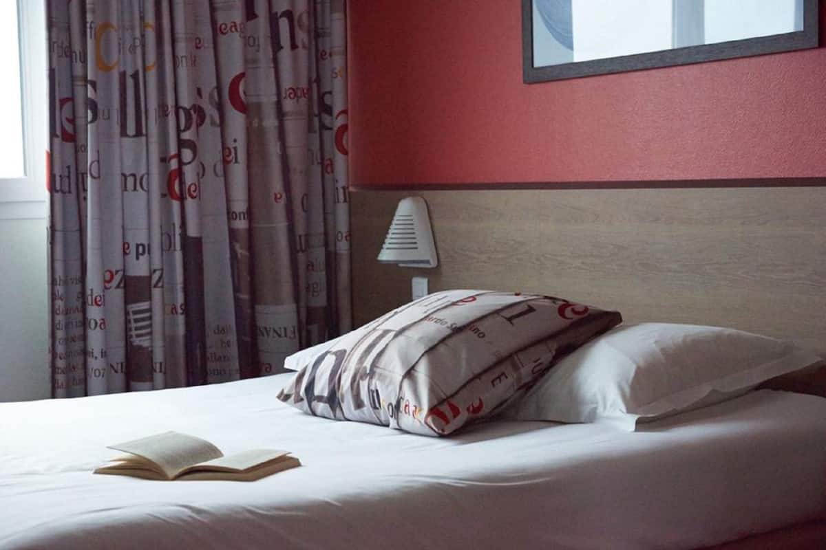 Desk, soundproofing, iron/ironing board, free WiFi