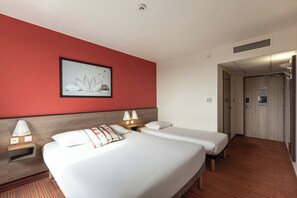 Desk, soundproofing, iron/ironing board (on request), free WiFi - ACE Hôtel Angers (Saint-Barthelemy-d'Anjou)