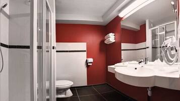 Chuveiro, produtos de toalete grátis, secador de cabelo