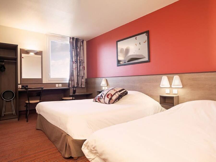 Standaard driepersoonskamer | Een bureau, geluiddichte muren, een strijkplank/strijkijzer, gratis wifi