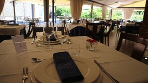 S'hi serveixen dinars i sopars 