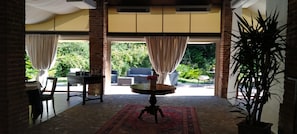 Déjeuner et dîner servis sur place, vue sur le jardin