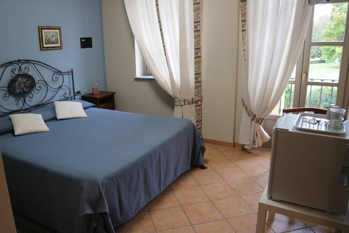 Classic Double Room | Minibar, in-room safe, WiFi (free), bed sheets