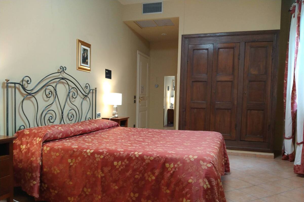 Family Double Room | Minibar, in-room safe, WiFi (free), bed sheets