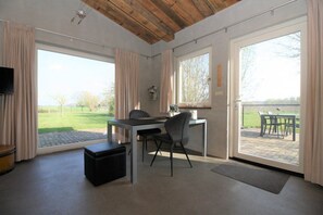 Panorama-studiolejlighed - 1 queensize-seng - udsigt til have (Framboos) | Premium-sengetøj, skrivebord, lydisolering, gratis baby-/barnesenge