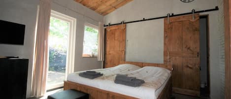 Panoramic Studio, Garden View (Moerbei) | Premium bedding, desk, soundproofing, free cribs/infant beds