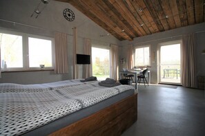 Panorama studio, 1 queensize bed, uitzicht op tuin (Framboos) | Luxe beddengoed, een bureau, geluiddichte muren, gratis babybedden