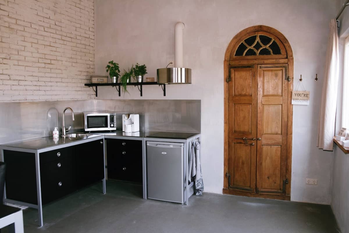 Estudio panorámico, vistas al jardín (Moerbei) | Cocina privada | Frigorífico, microondas, horno y placa de cocina