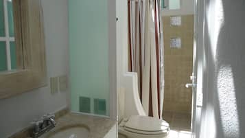 Regadera, amenidades de baño gratuitas, toallas