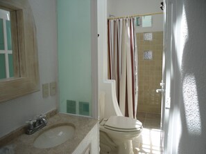 Shower, free toiletries, towels - Hotel Boutique D' Paola (Valle de Bravo)