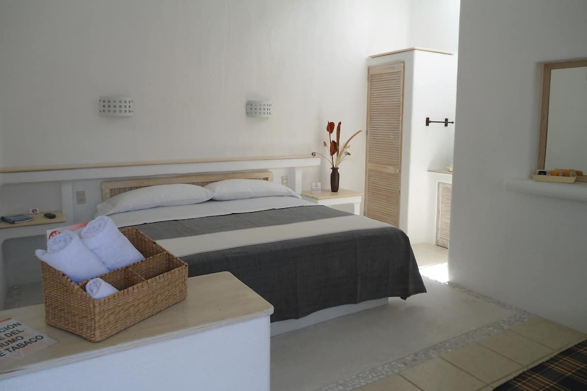 standard room, 1 king bed | desk, rollaway beds, free wifi, bed sheets