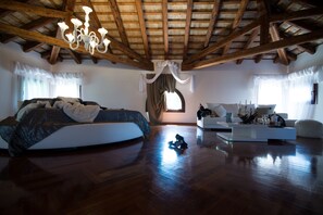 Suite, bubbelbad | Luxe beddengoed, bedden met traagschuimmatras, een kluis op de kamer