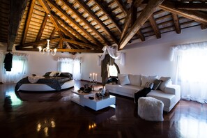 套房, 按摩浴缸 | 高档床上用品、记忆海绵床垫、客房内保险箱、免费 WiFi