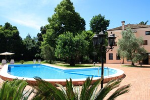 Outdoor pool, pool umbrellas, pool loungers - Relax&Venice (Quarto d'Altino)
