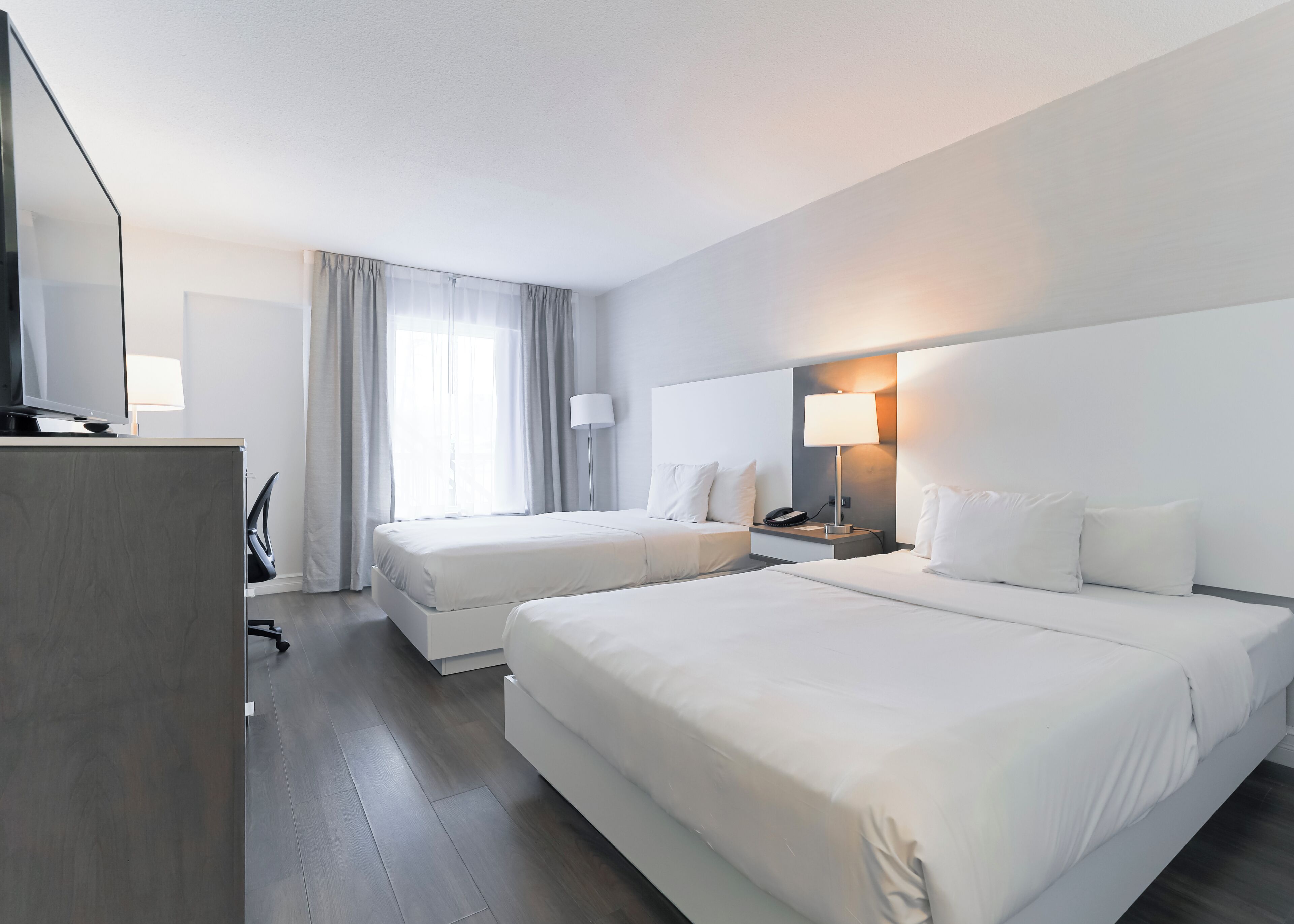 Habitación superior, 2 camas de matrimonio, en edificio anexo | Escritorio, tabla de planchar con plancha, wifi gratis y ropa de cama