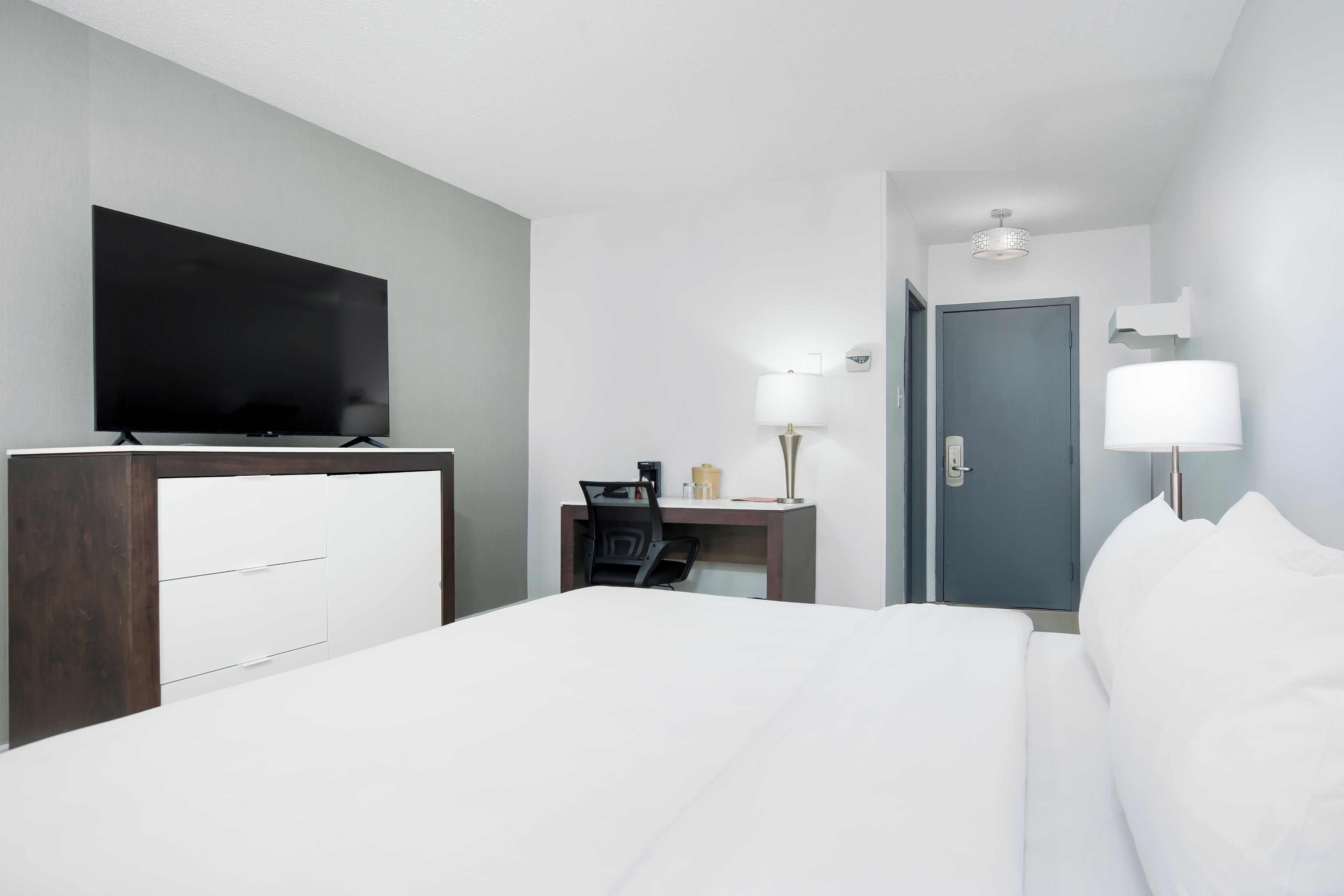 Habitación superior, 1 cama de matrimonio grande, en edificio anexo | Escritorio, tabla de planchar con plancha, wifi gratis y ropa de cama