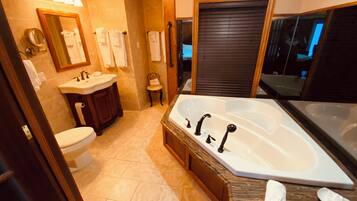 Luxury Suite | Bathroom