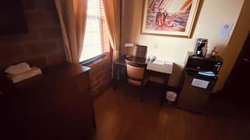 Habitación doble estándar | Escritorio, tabla de planchar con plancha, wifi gratis y ropa de cama