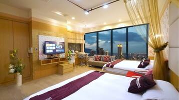 Kamar Quadruple | Seprai premium, selimut bulu angsa, tirai kedap cahaya, dan kedap suara